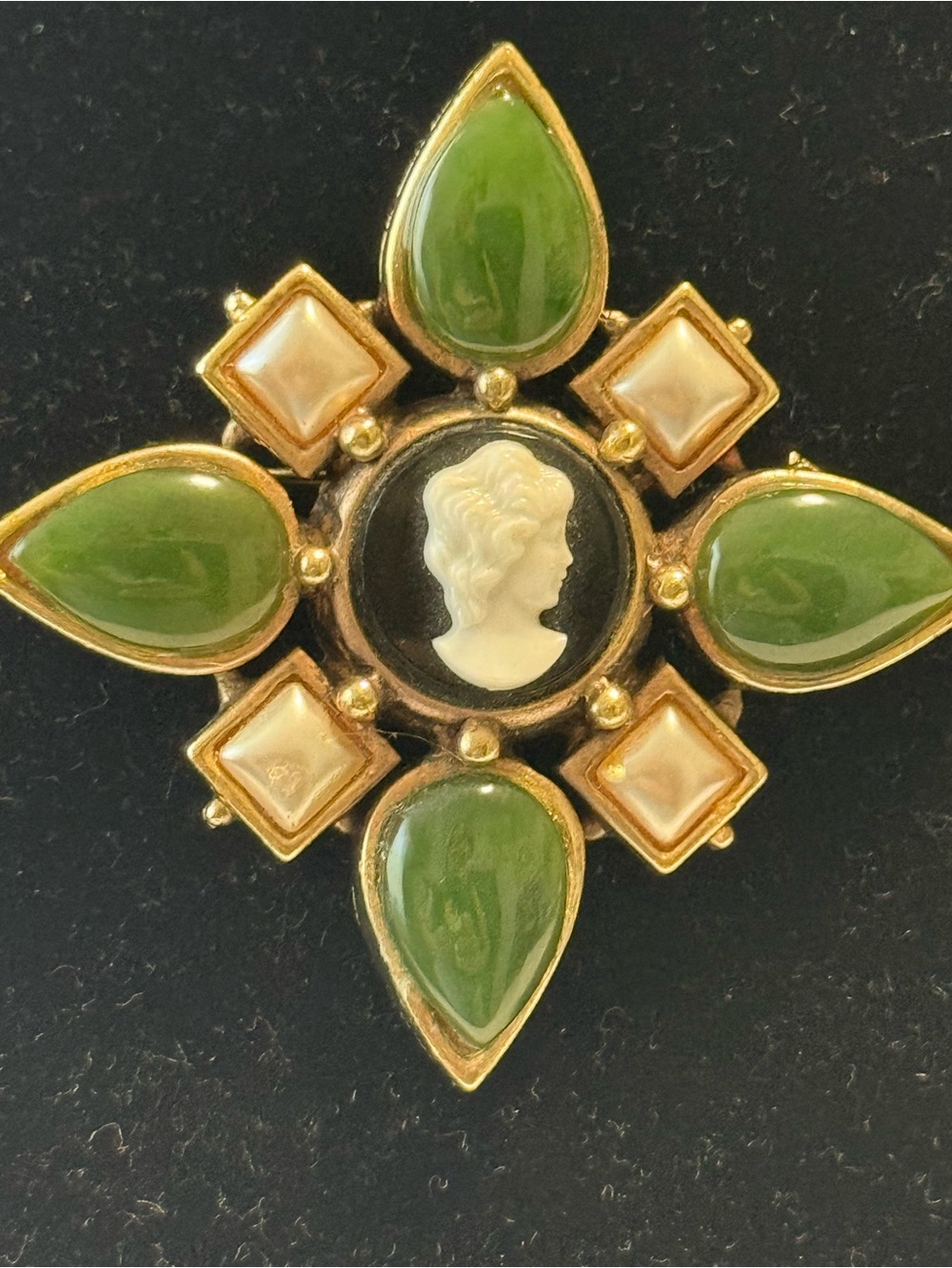 Linda levinson vintage cameo brooch Green cabachon faux Pearl gold statement pin - Picture 3 of 6